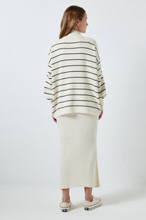Set in maglia a righe con maxi maglione e abito longuette