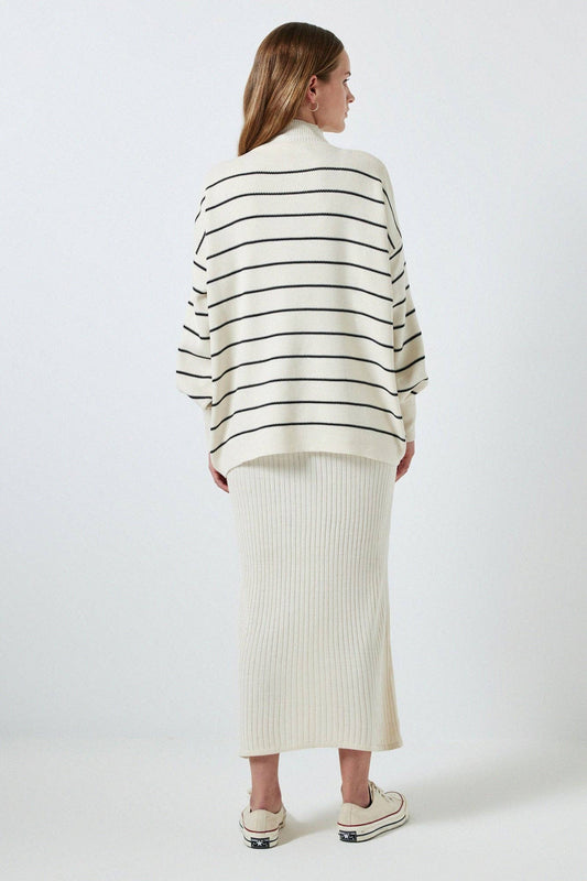 Set in maglia a righe con maxi maglione e abito longuette