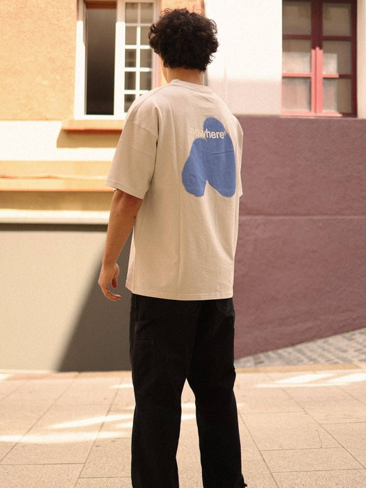 T-shirt oversize grigia con stampa spray