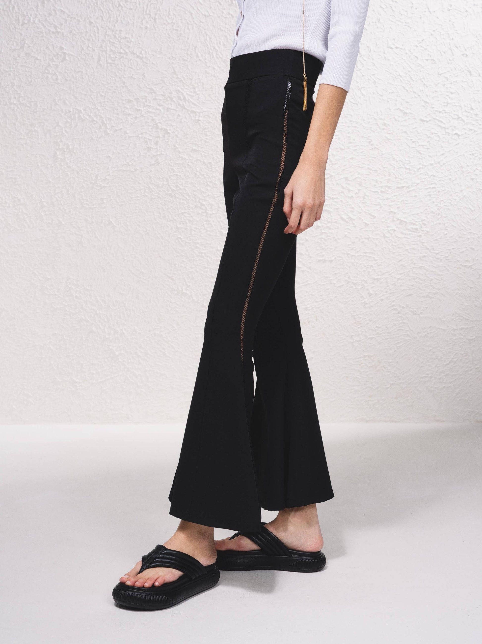 Pantaloni flare a vita alta con ricamo