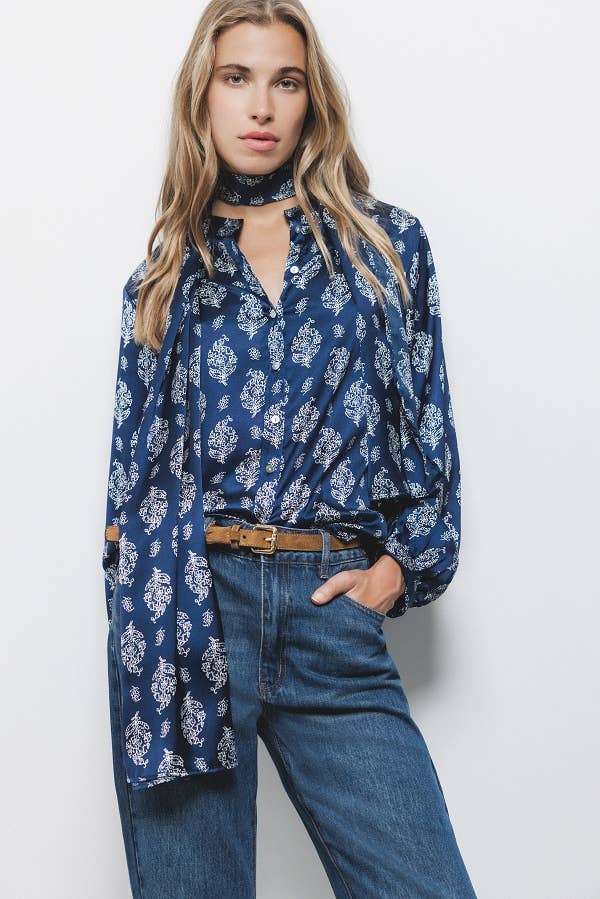 Blusa in raso stampato con bottoni