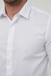 Camicia bianca slim fit con polsini da moschettiere
