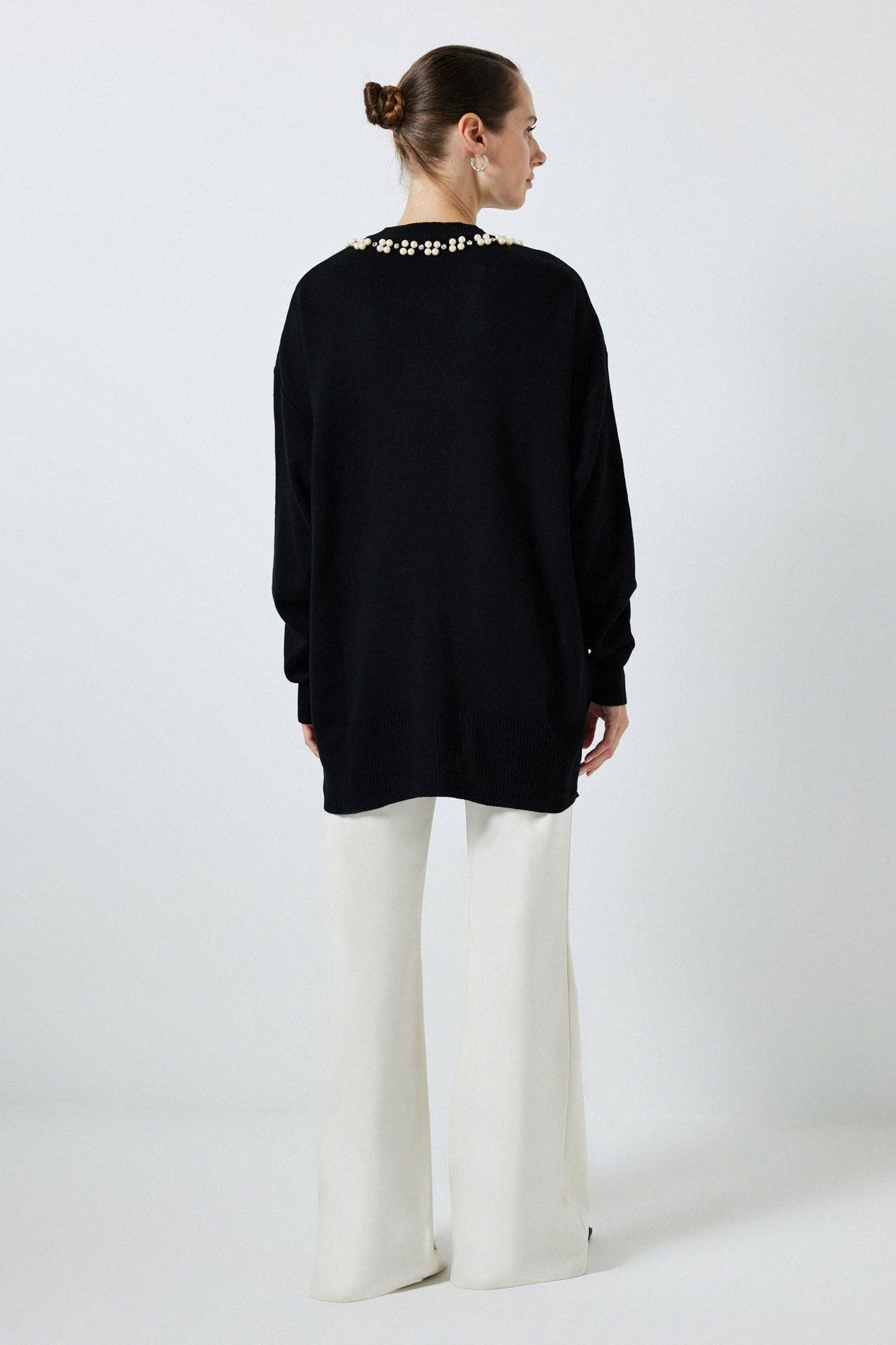 Maglione nero in maglia con perle applicate