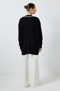 Maglione nero in maglia con perle applicate