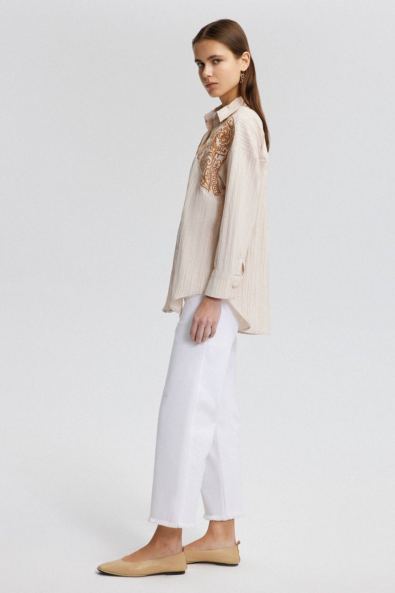 Camicia ricamata in tessuto naturale beige
