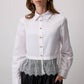 Camicia corta con orlo in pizzo e bottoni gioiello