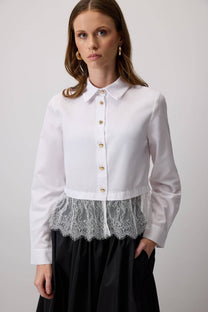 Camicia corta con orlo in pizzo e bottoni gioiello
