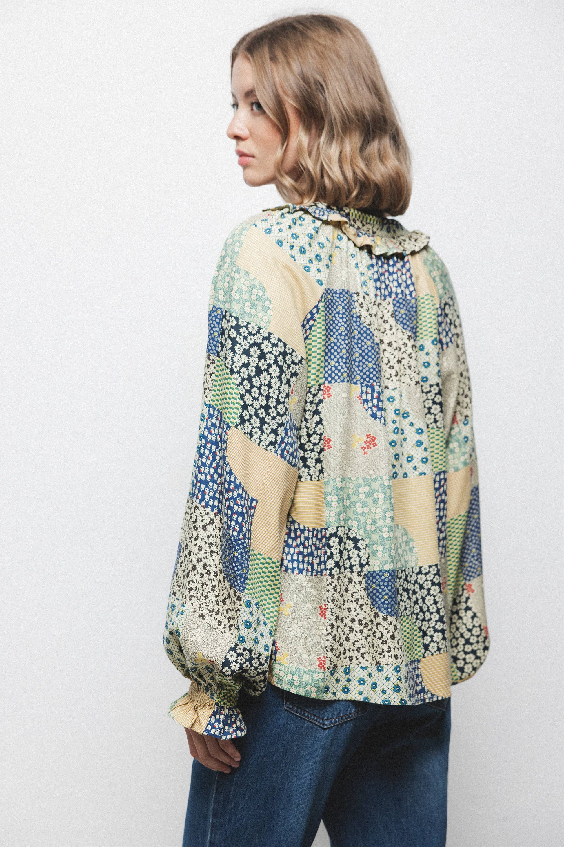 Blusa patchwork multicolor con scollo a V