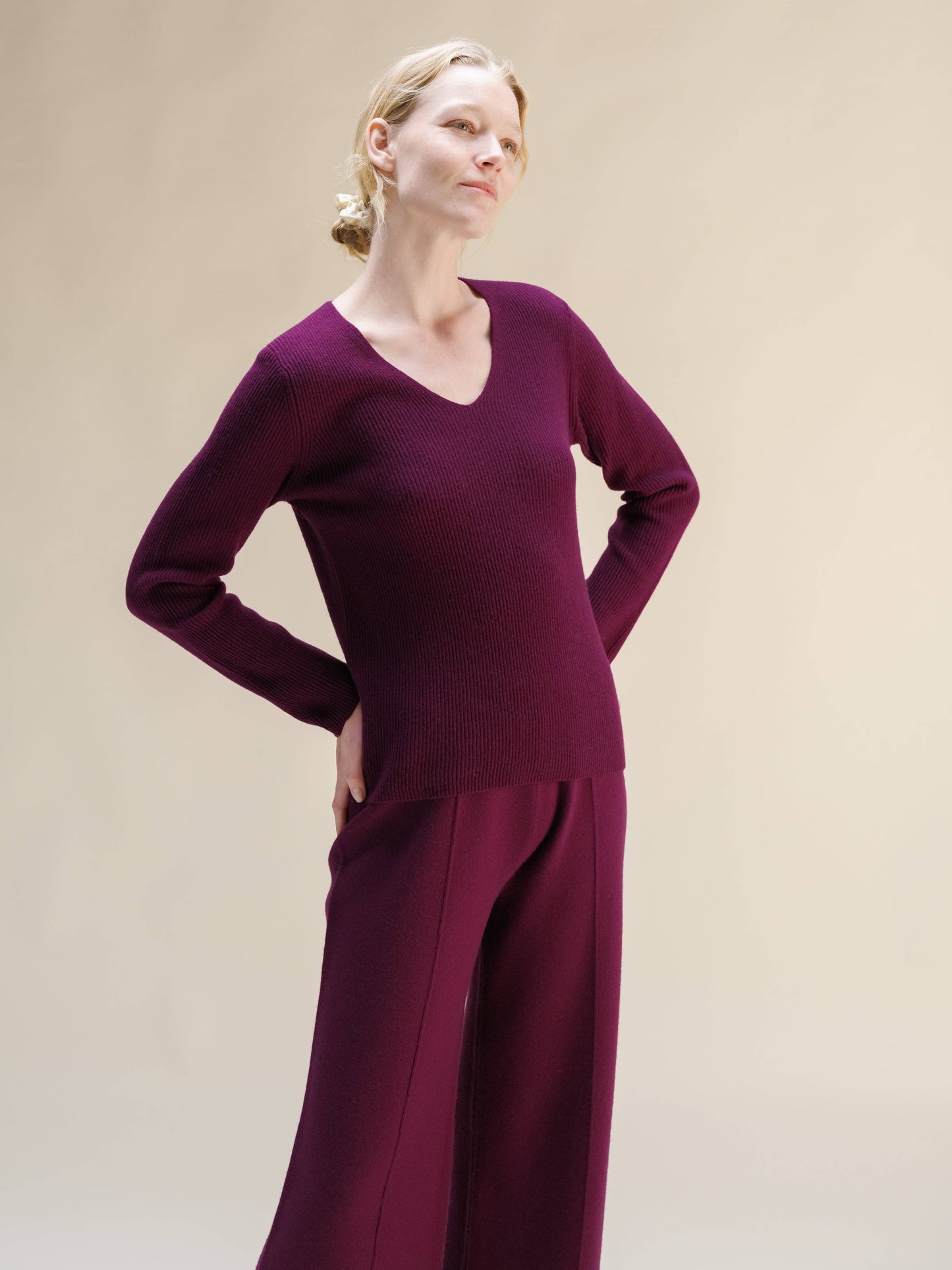Maglia a coste con scollo a V in misto cashmere