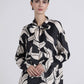 Blusa fluida con fiocco e stampa grafica