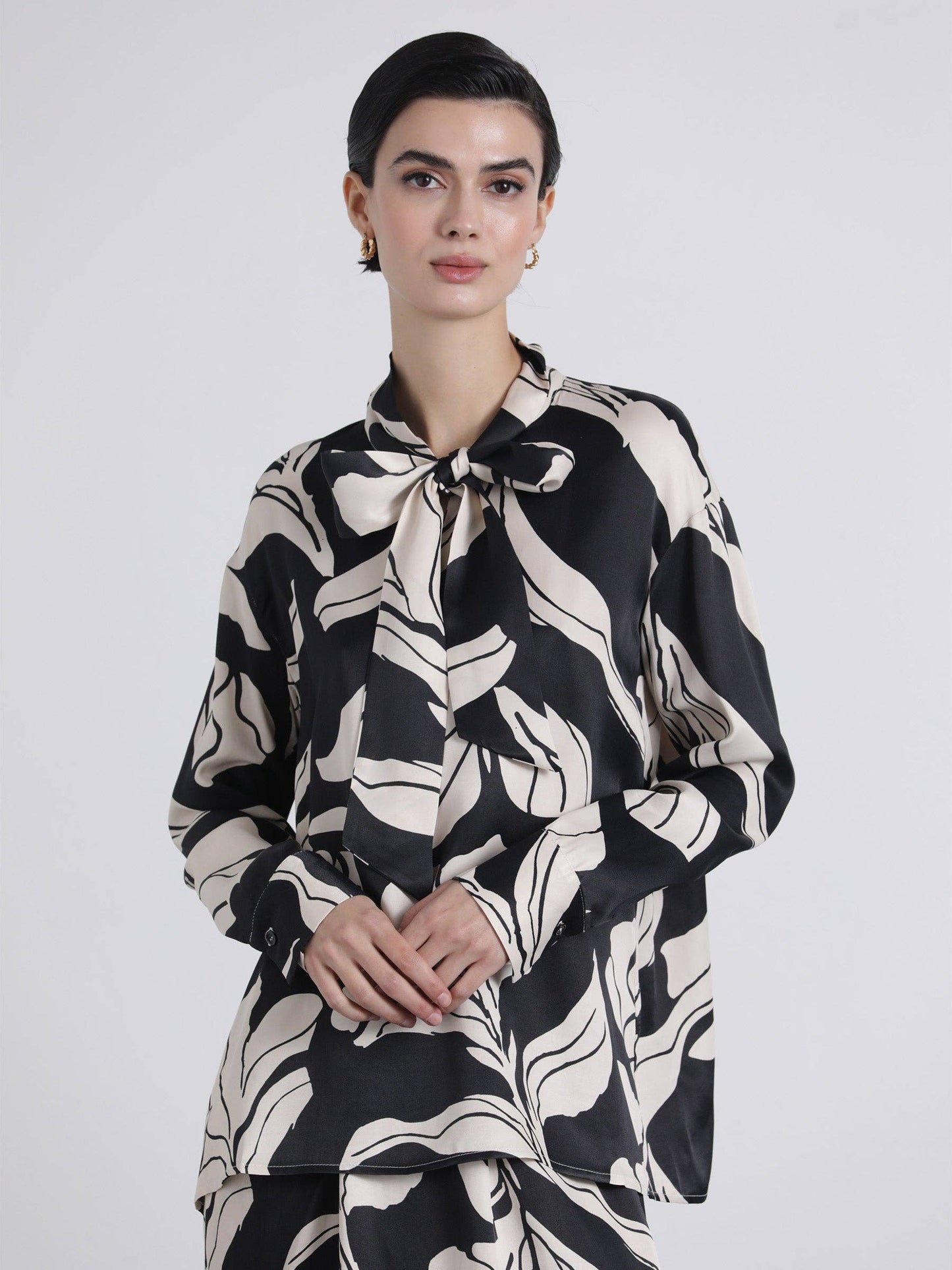 Blusa fluida con fiocco e stampa grafica