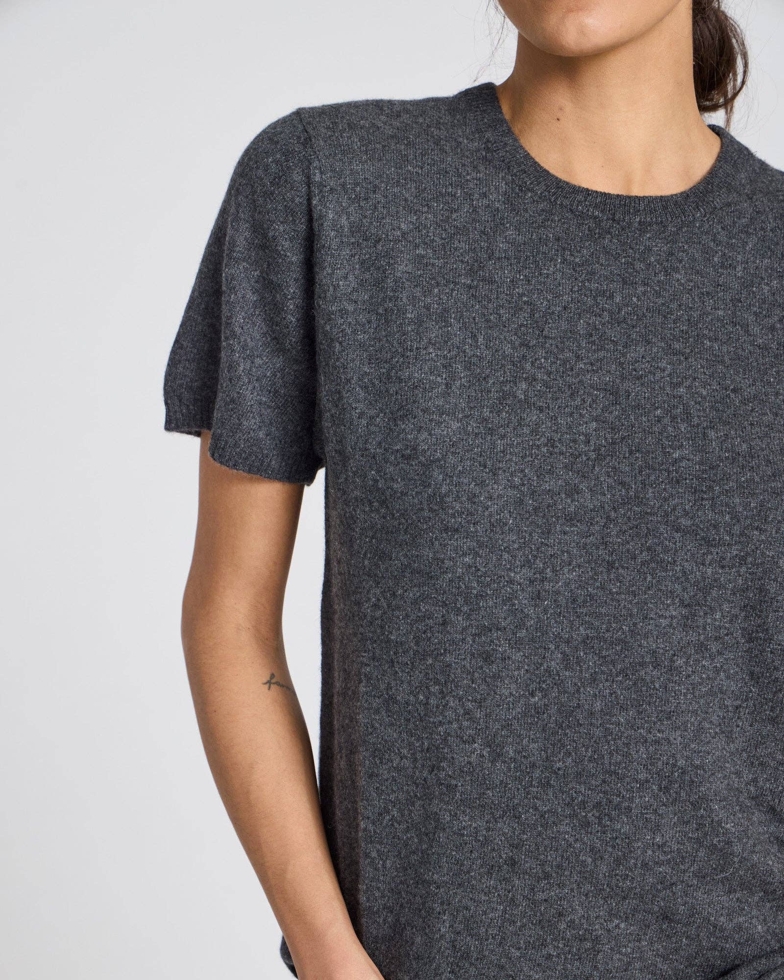 Maglia in cashmere a maniche corte Ellia grigio scuro mélange