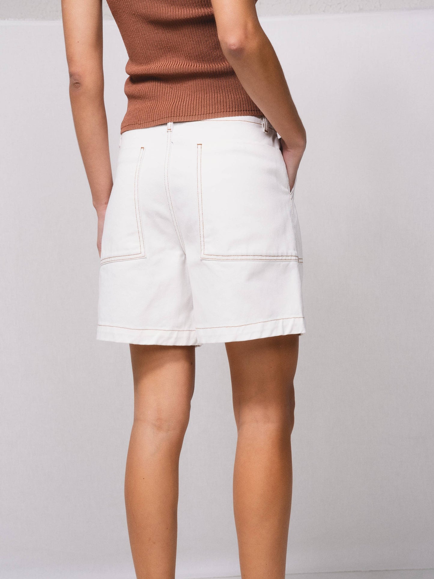 Pantaloncini in denim a vita alta color perla