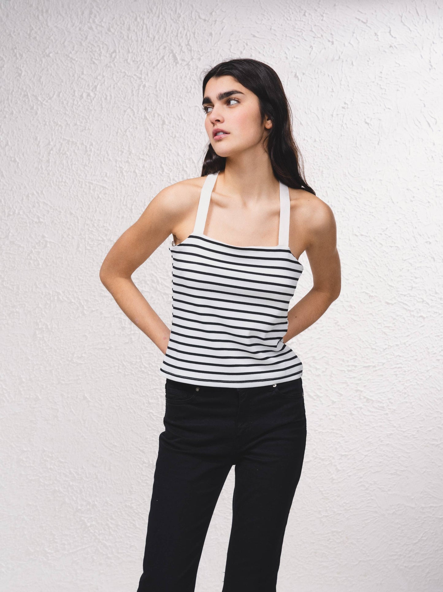 Top a righe con spalline incrociate