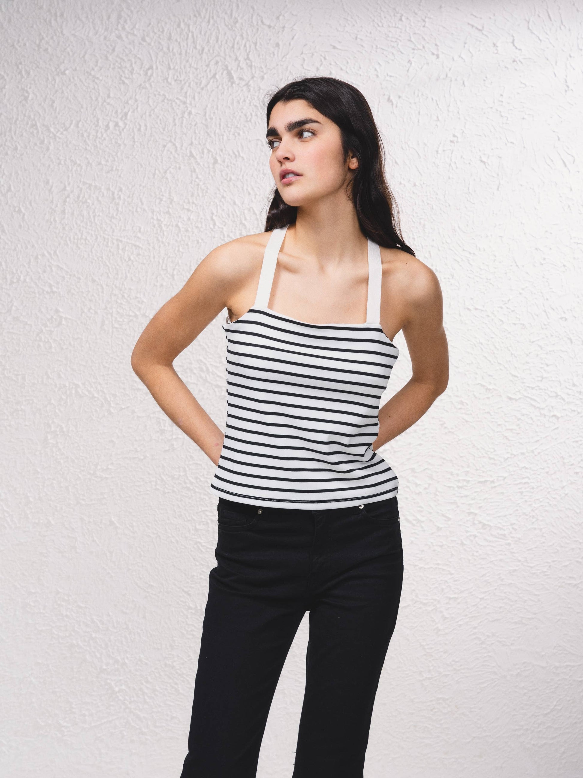 Top a righe con spalline incrociate