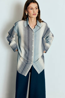 Camicia in cotone a righe testurizzate dalla vestibilità comoda in tonalità blu freddo
