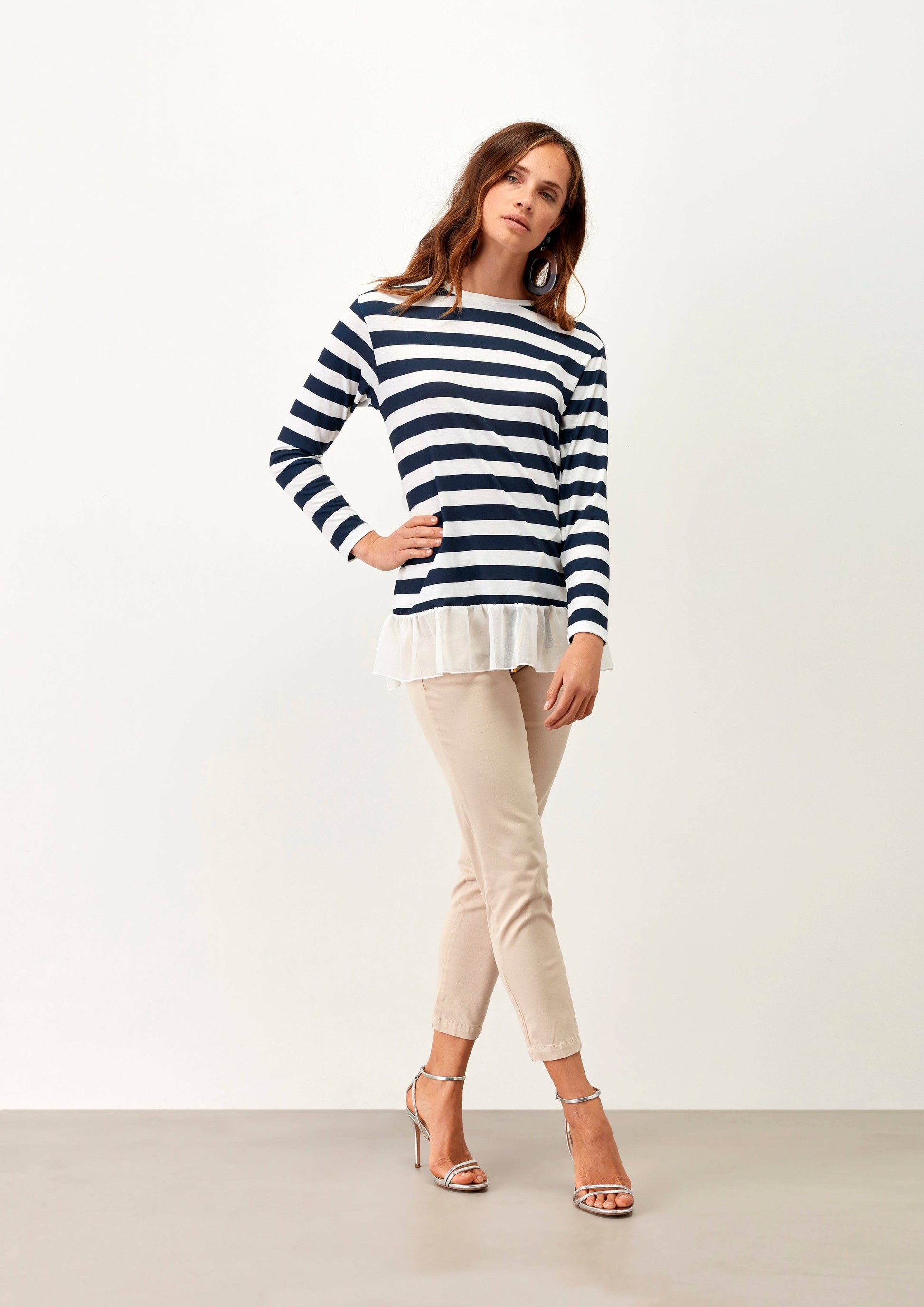 Maglia a righe con volant e cut-out sul retro