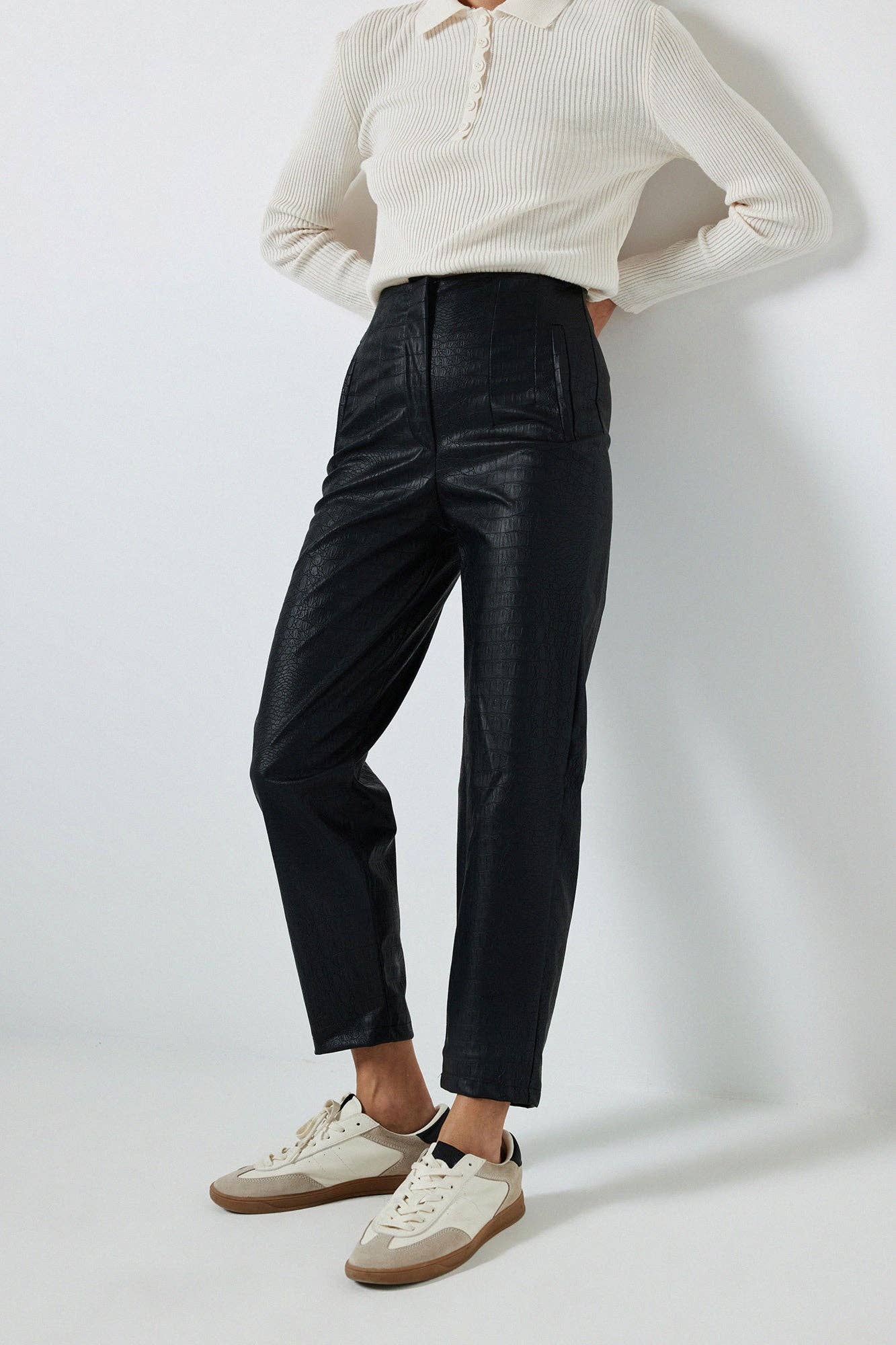Pantaloni in ecopelle a vita alta con stampa coccodrillo