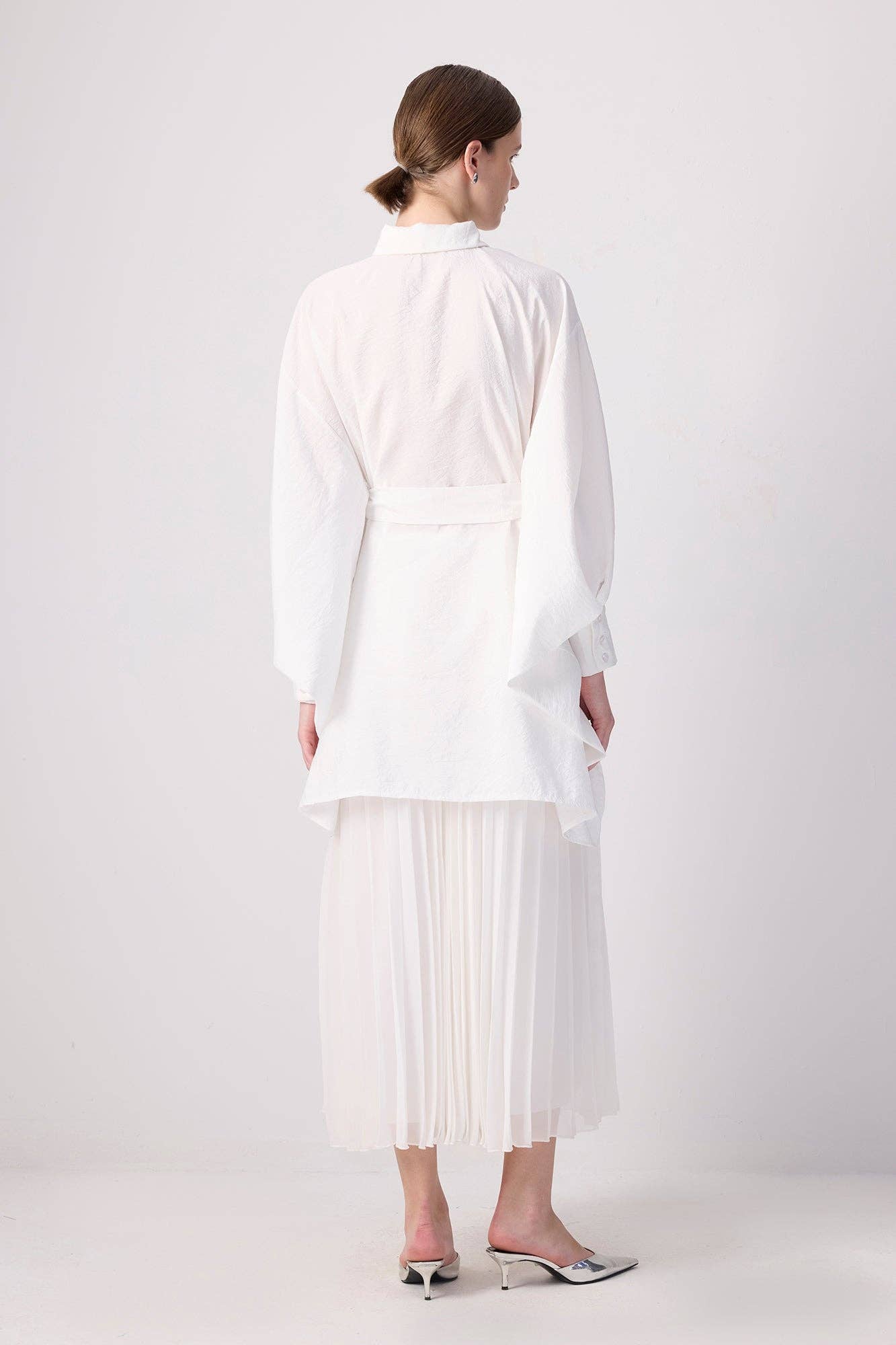 Camicia oversize in cupro con maniche a pipistrello e cintura