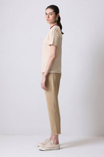 T-shirt in cotone beige con collo a costine a contrasto