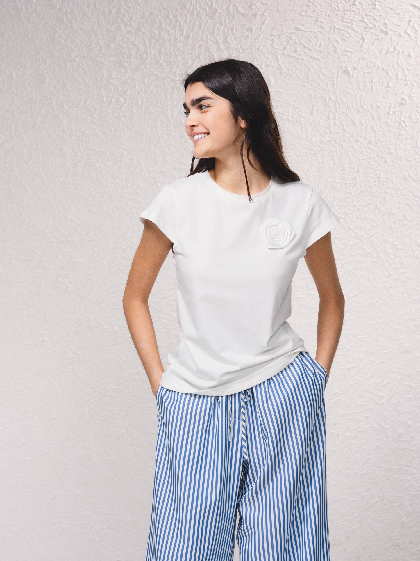 T-shirt aderente con applicazione floreale