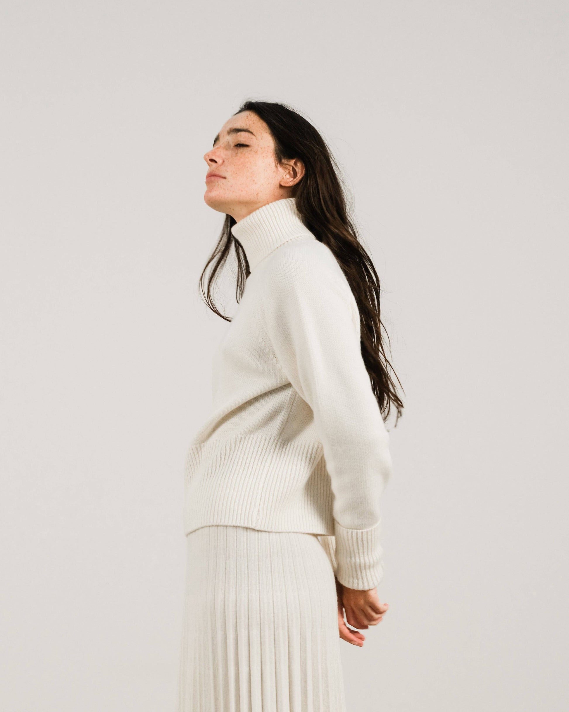 Maglione dolcevita corto in misto cashmere con polsini risvoltati