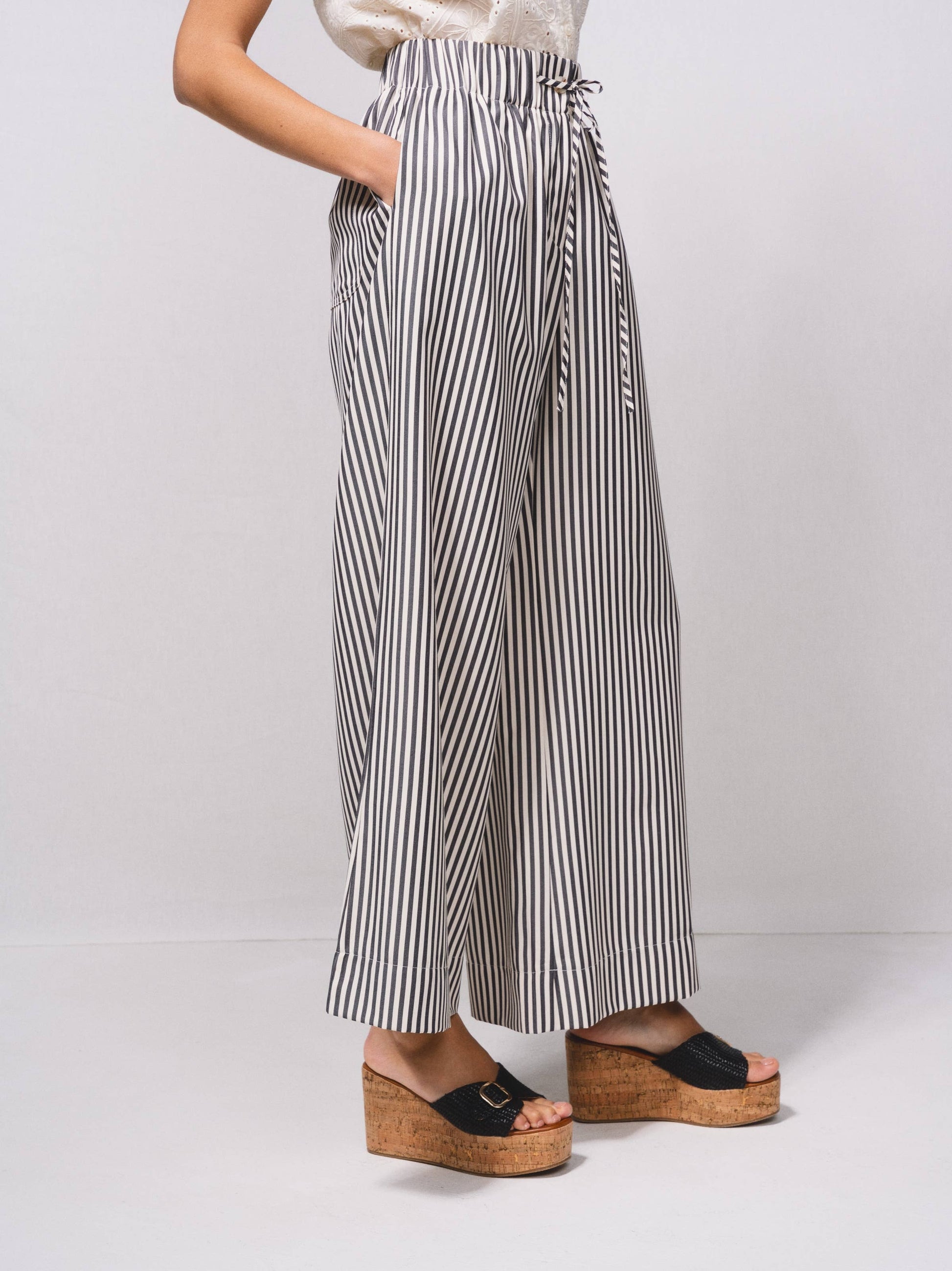 Pantaloni palazzo a righe con vita elasticizzata e laccio