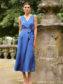 Abito midi in raso con scollo a V