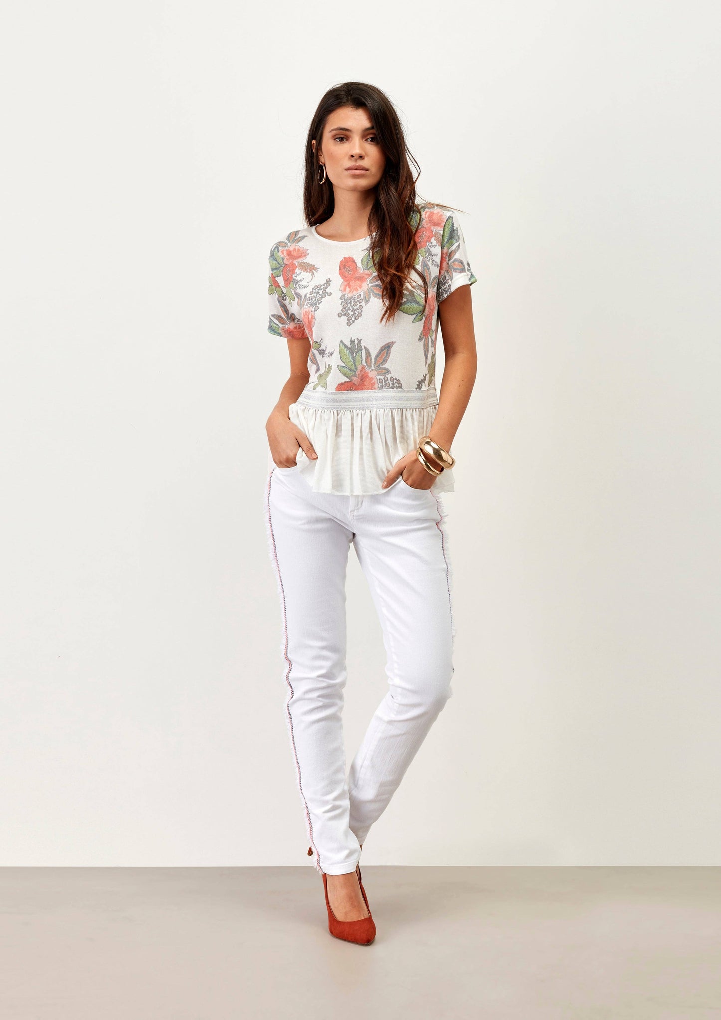 T-shirt in viscosa floreale con balza