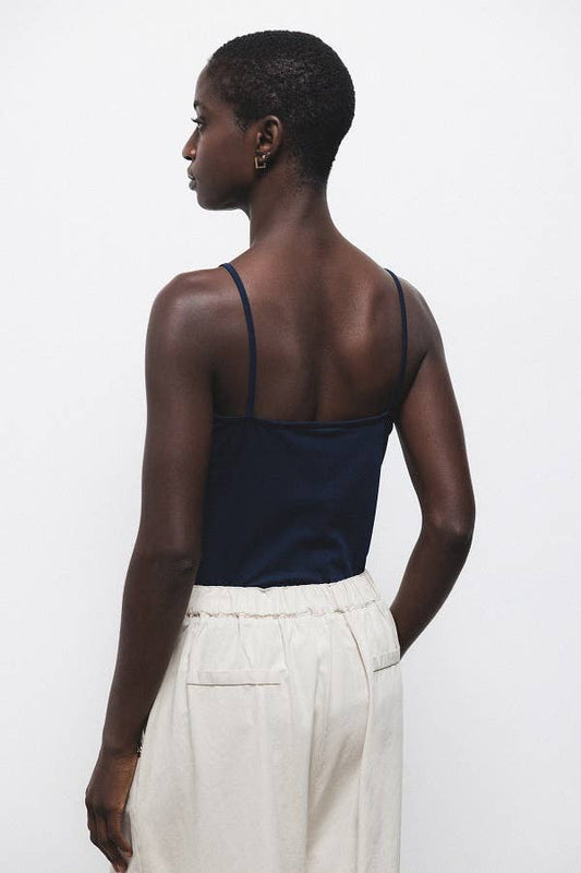 Top basic con scollo a V e spalline sottili