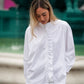 Camicia bianca con volant e collo alto