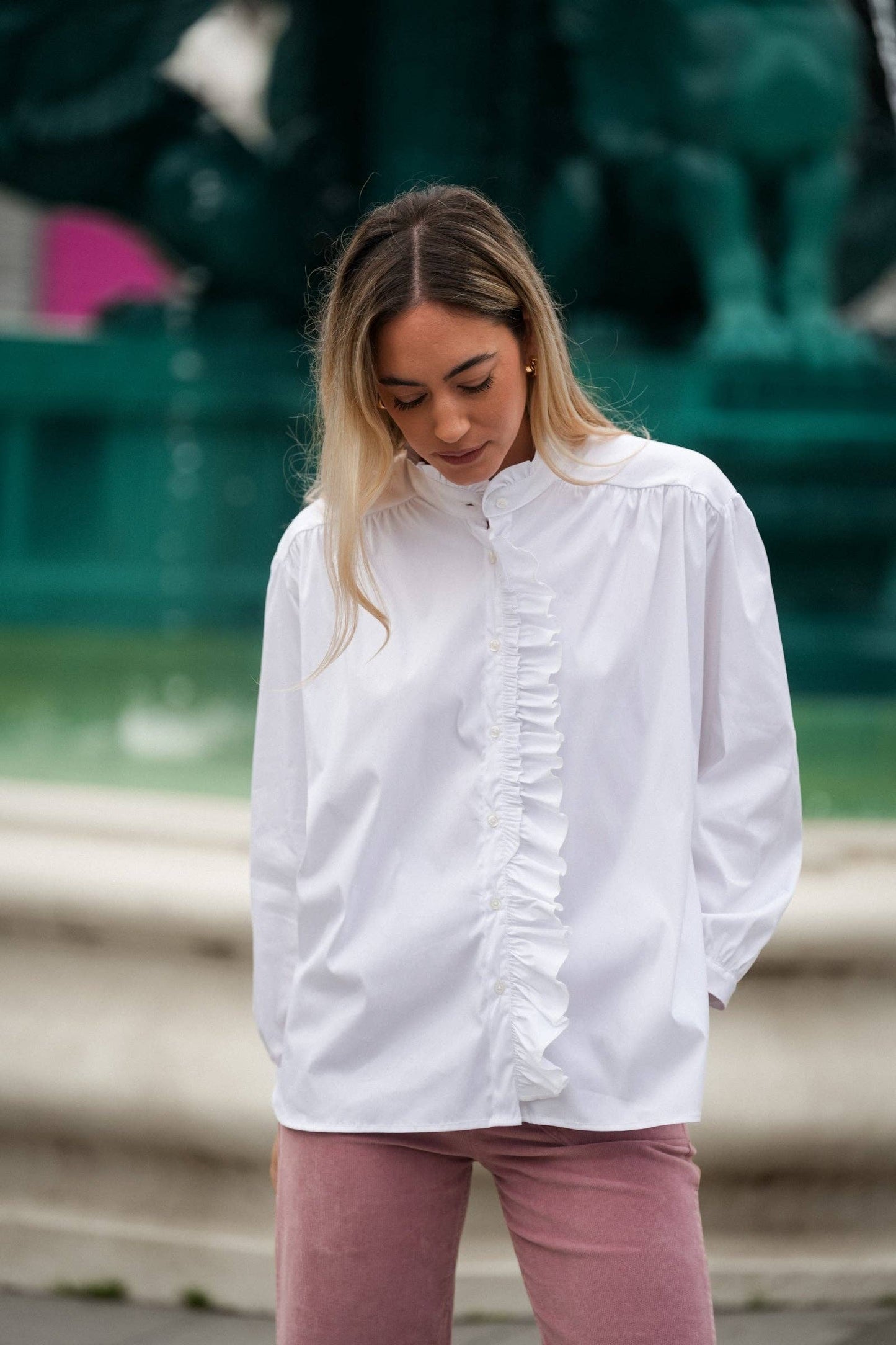 Camicia bianca con volant e collo alto