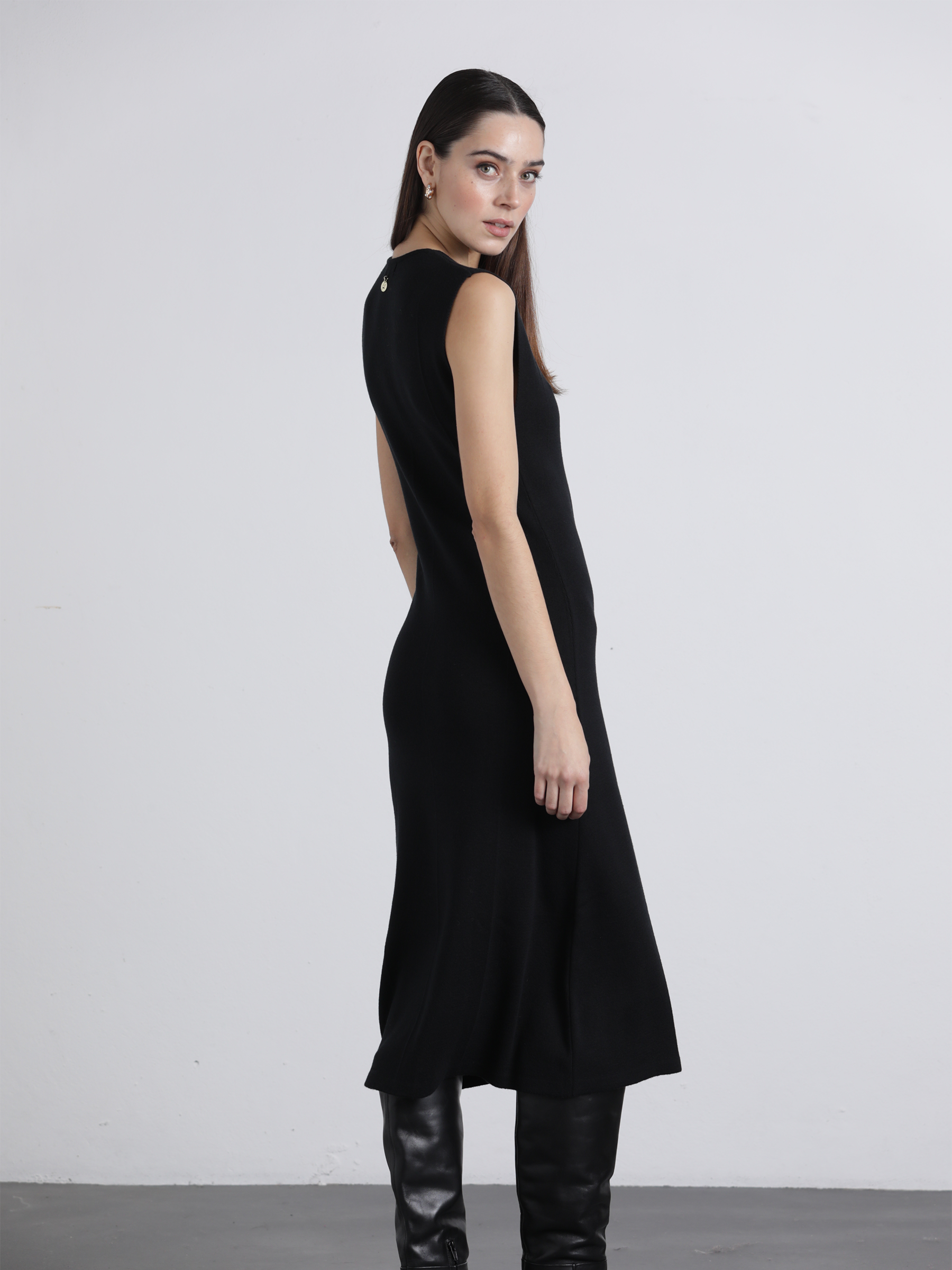 Abito midi nero con scollo a V