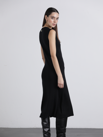 Abito midi nero con scollo a V