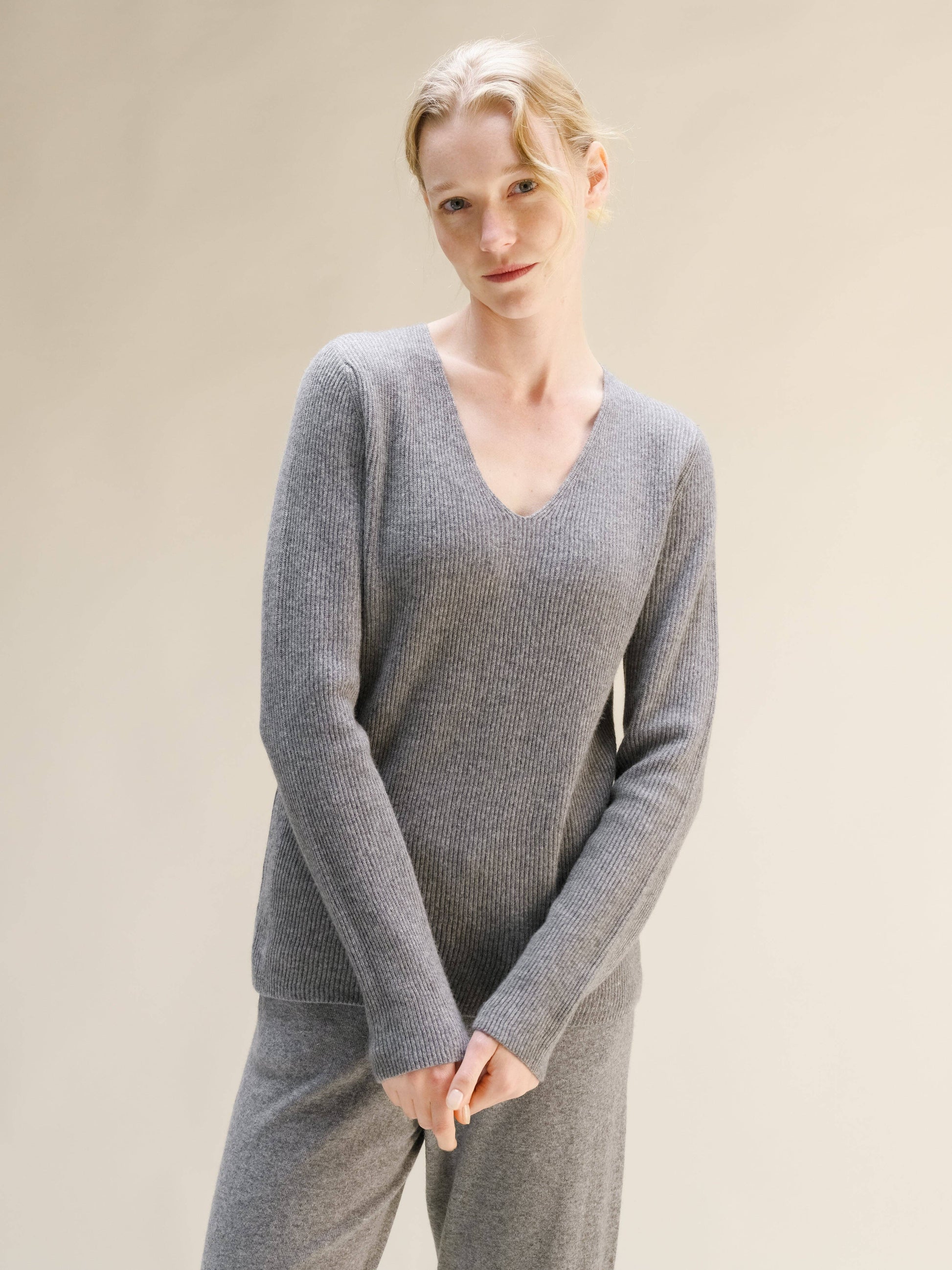Maglia a coste con scollo a V in misto cashmere