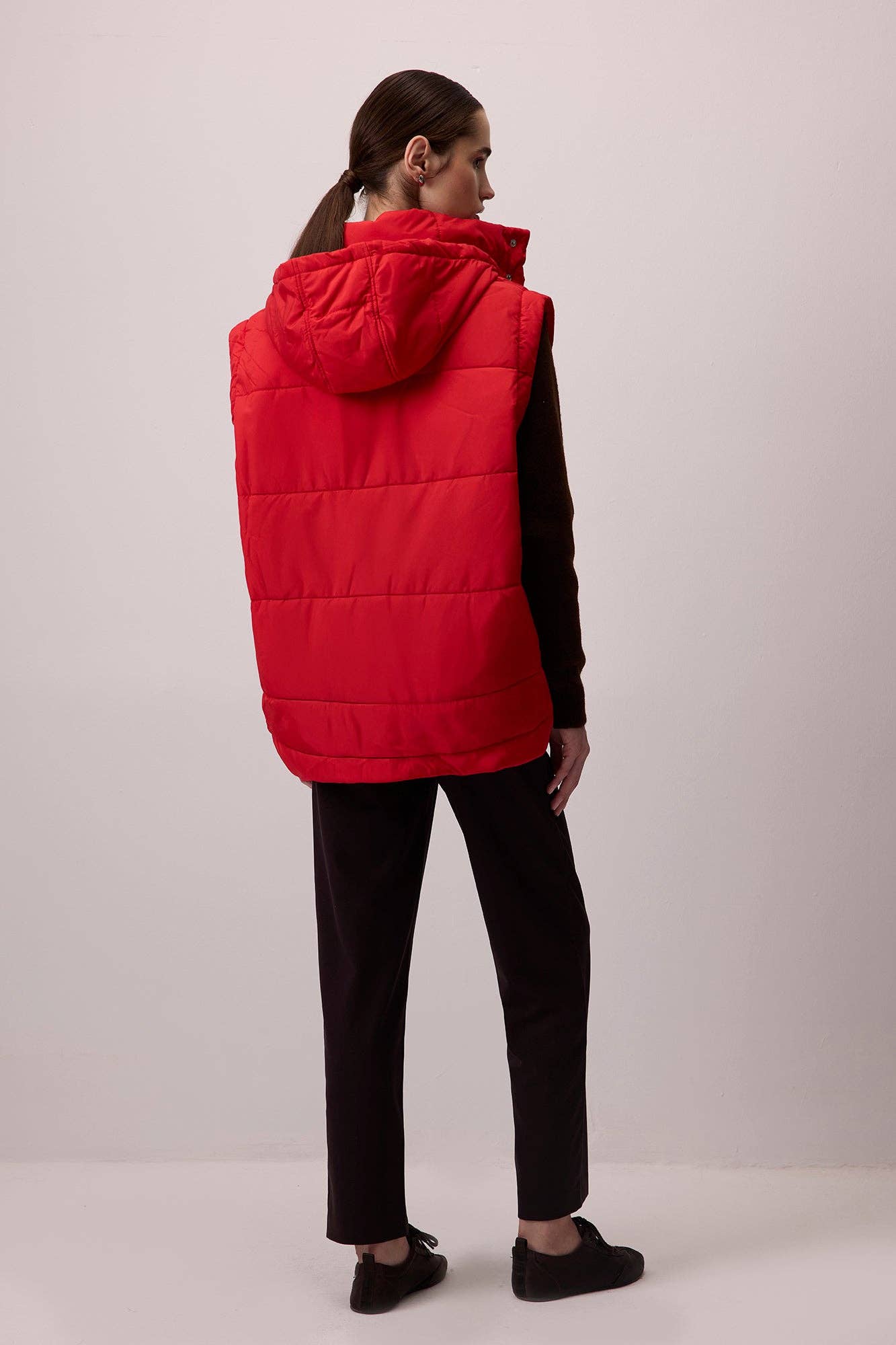 Gilet imbottito con cappuccio rosso