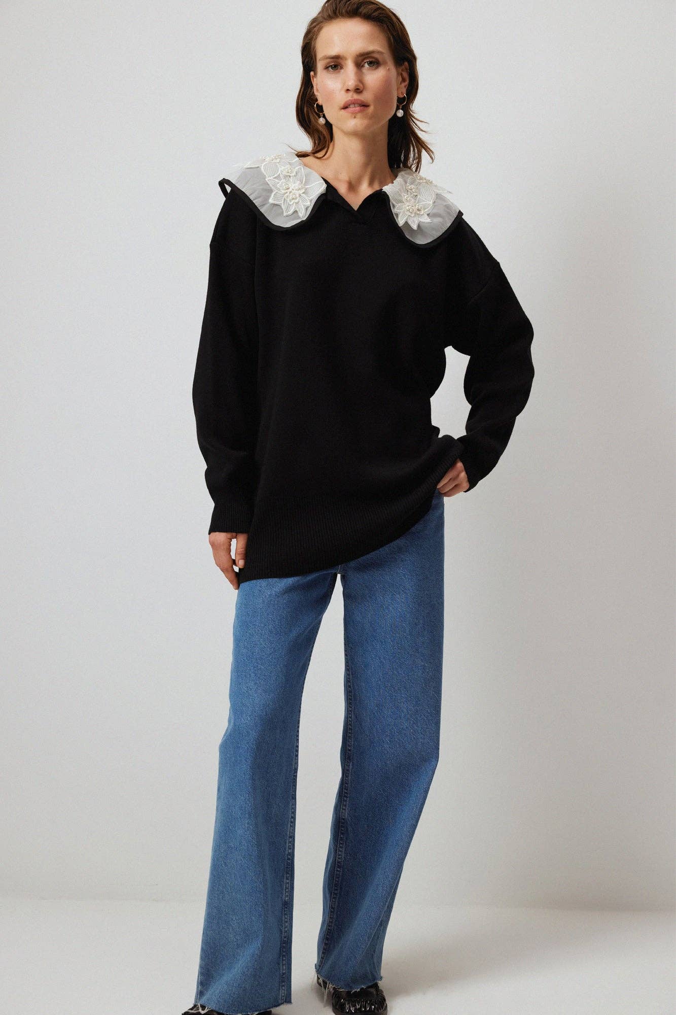 Maglione nero in maglia con colletto ricamato