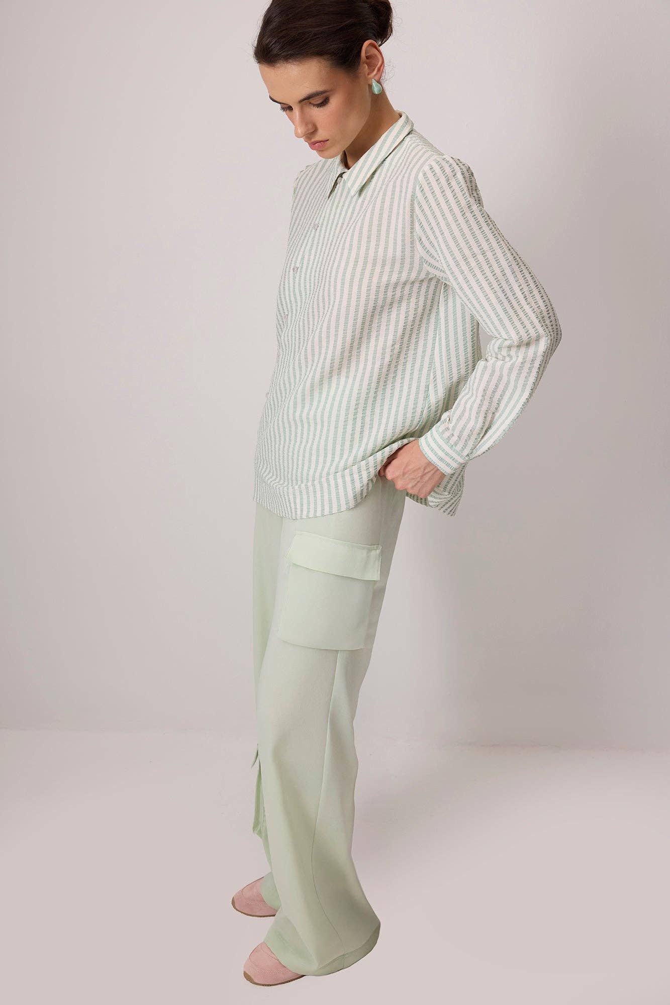 Camicia seersucker a righe con bottoni asimmetrici menta e bianco