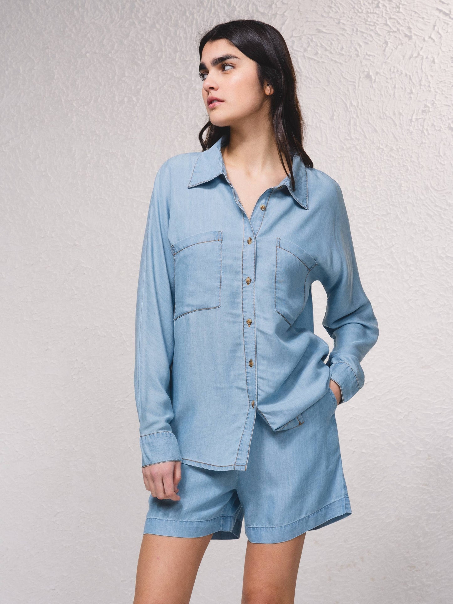 Camicetta in tencel con tasche e bottoni