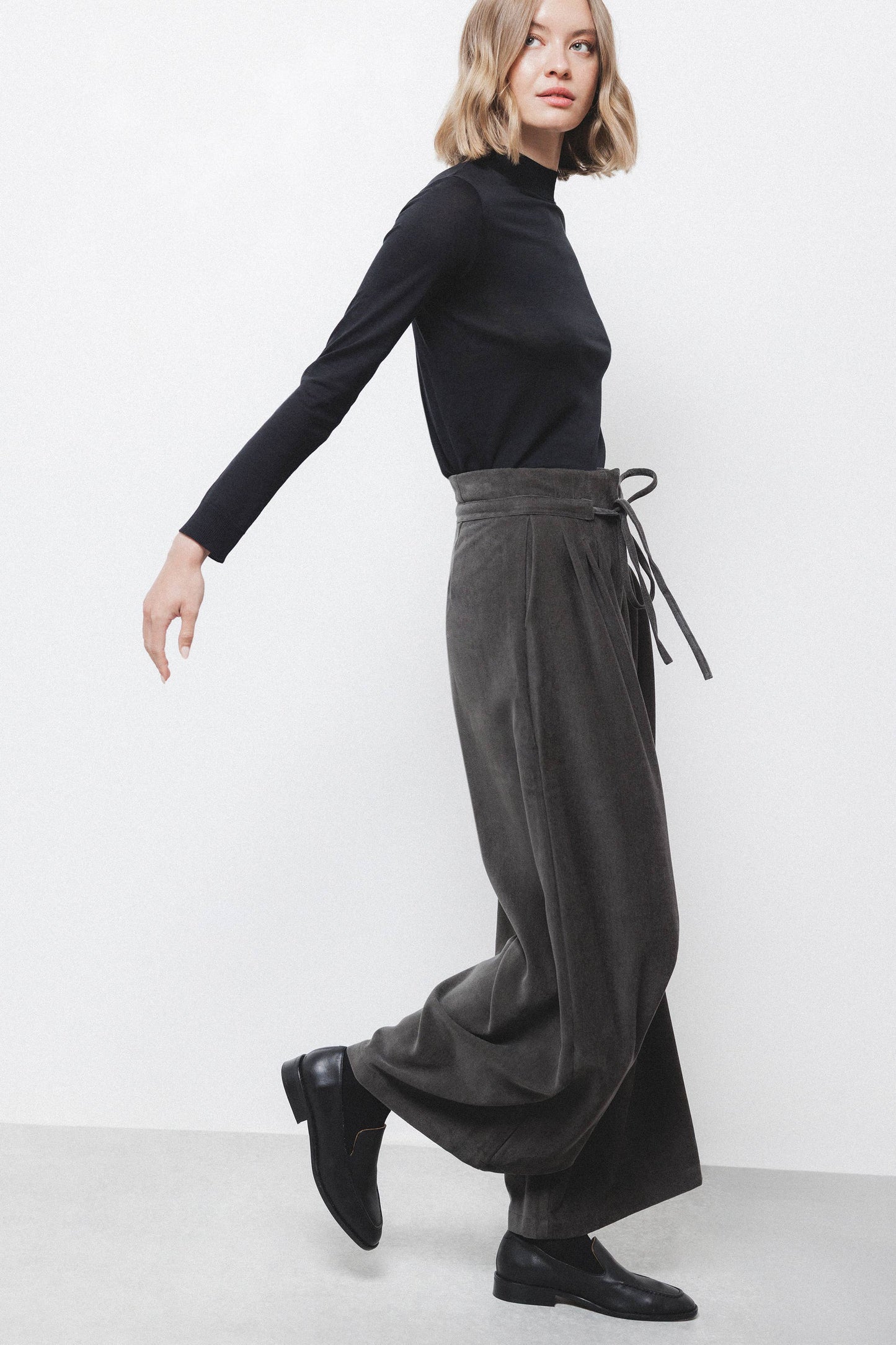 Pantaloni palazzo a pieghe in velluto con vita alta