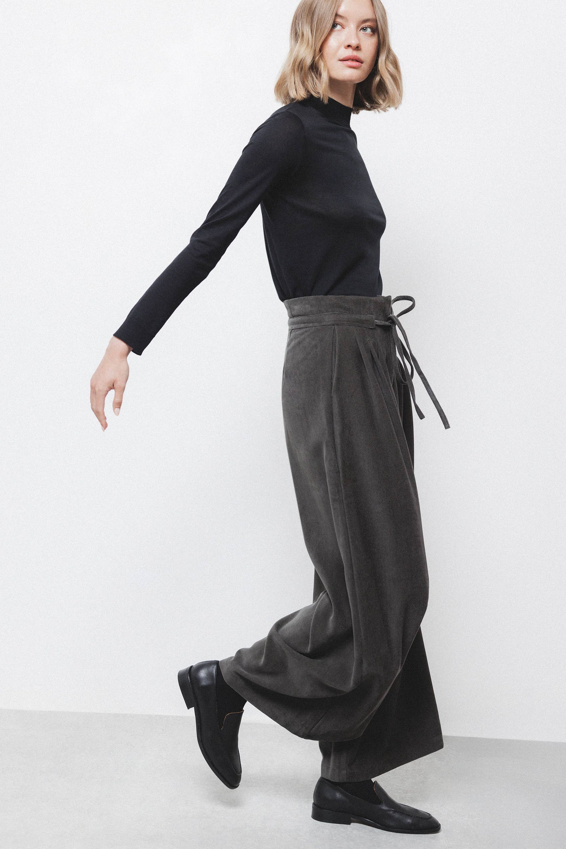 Pantaloni palazzo a pieghe in velluto con vita alta