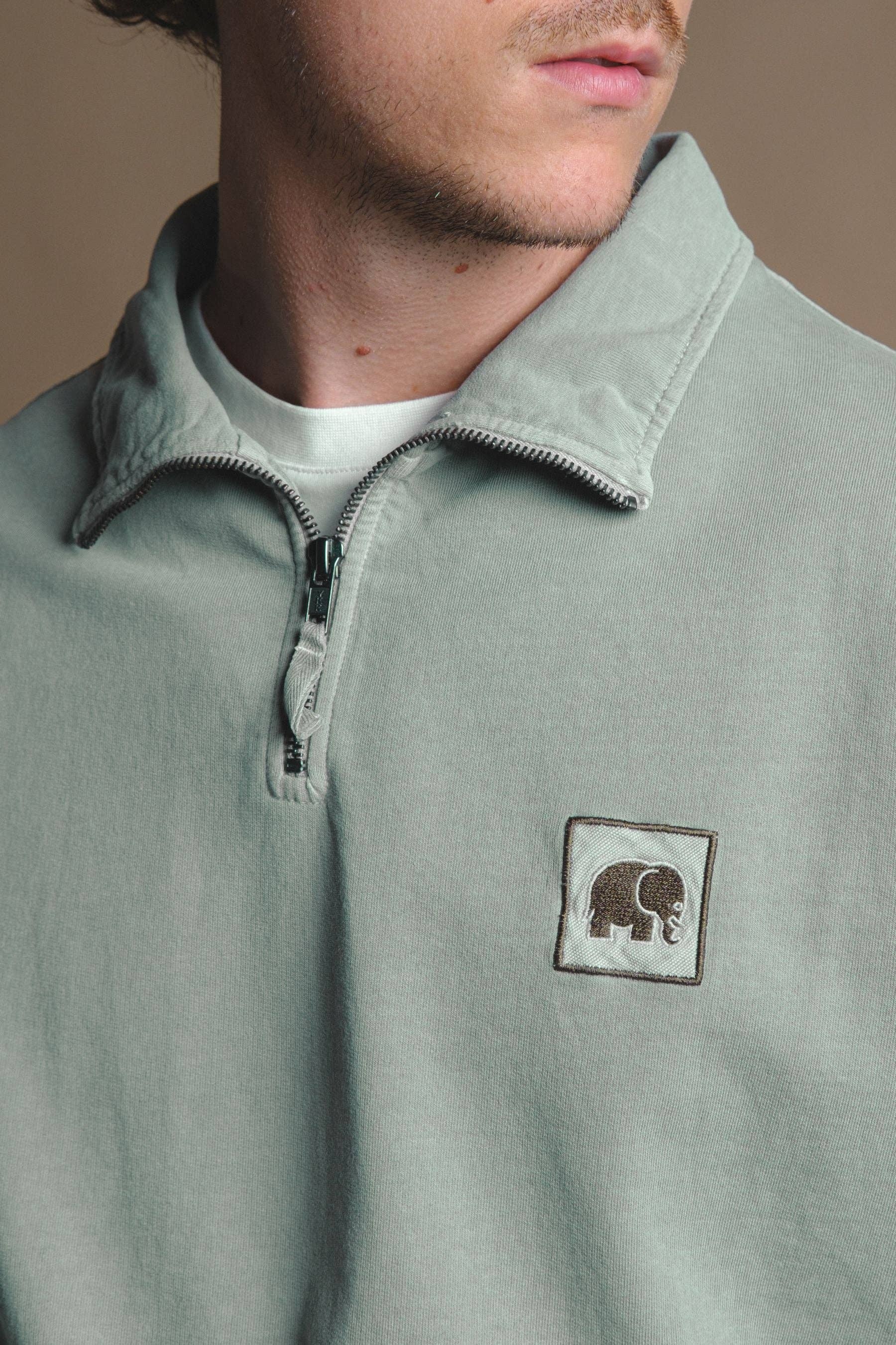 Maglione uomo con zip a un quarto tinto a pigmento verde salvia