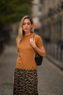 Maglia girocollo in lana e cashmere color cammello
