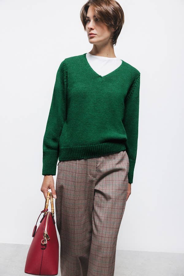 Maglione verde a maglia rasata con scollo a V