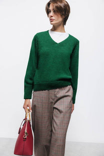 Maglione verde a maglia rasata con scollo a V