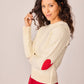 Maglione bianco in maglia con toppe a cuore e bottoni sul retro