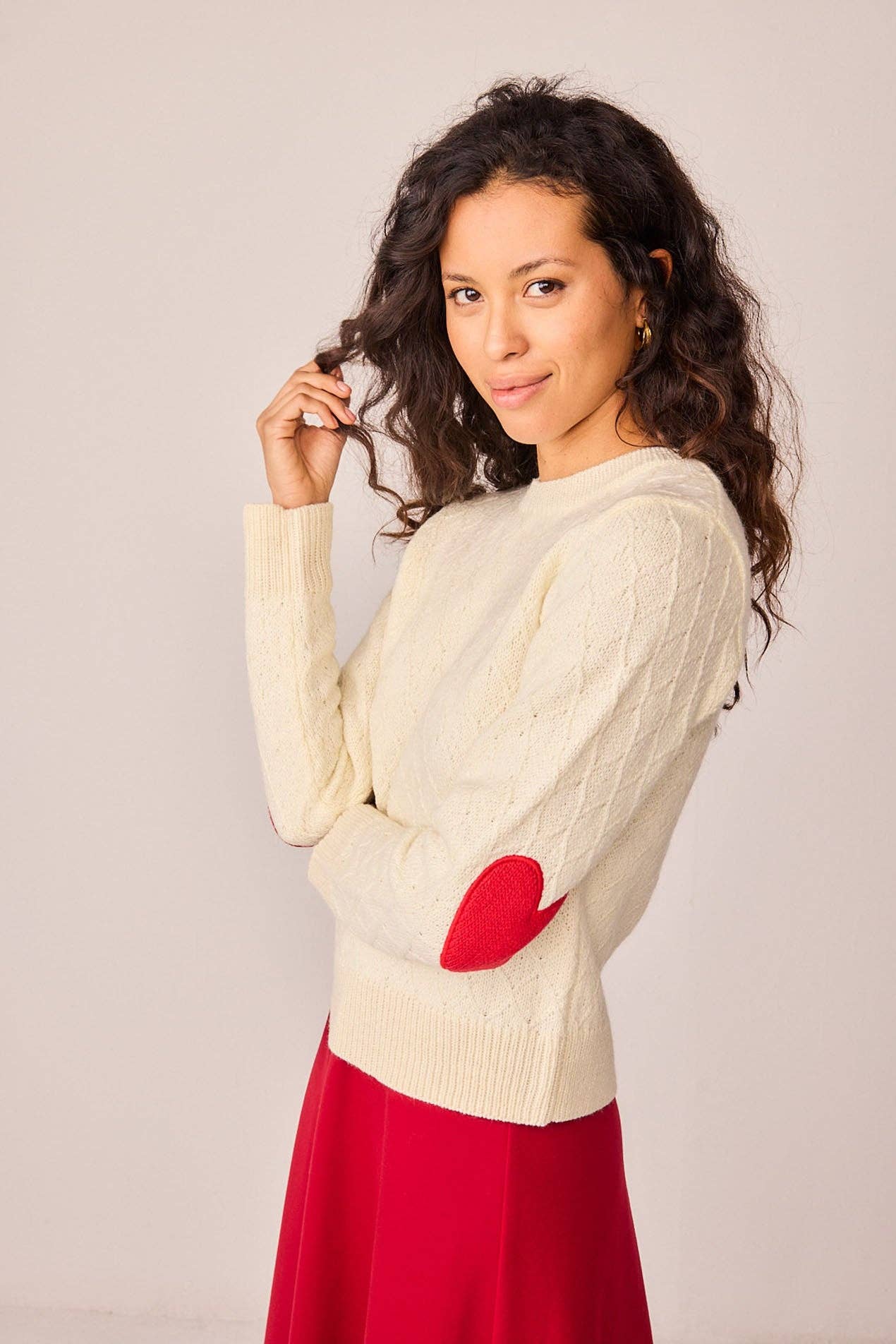 Maglione bianco in maglia con toppe a cuore e bottoni sul retro
