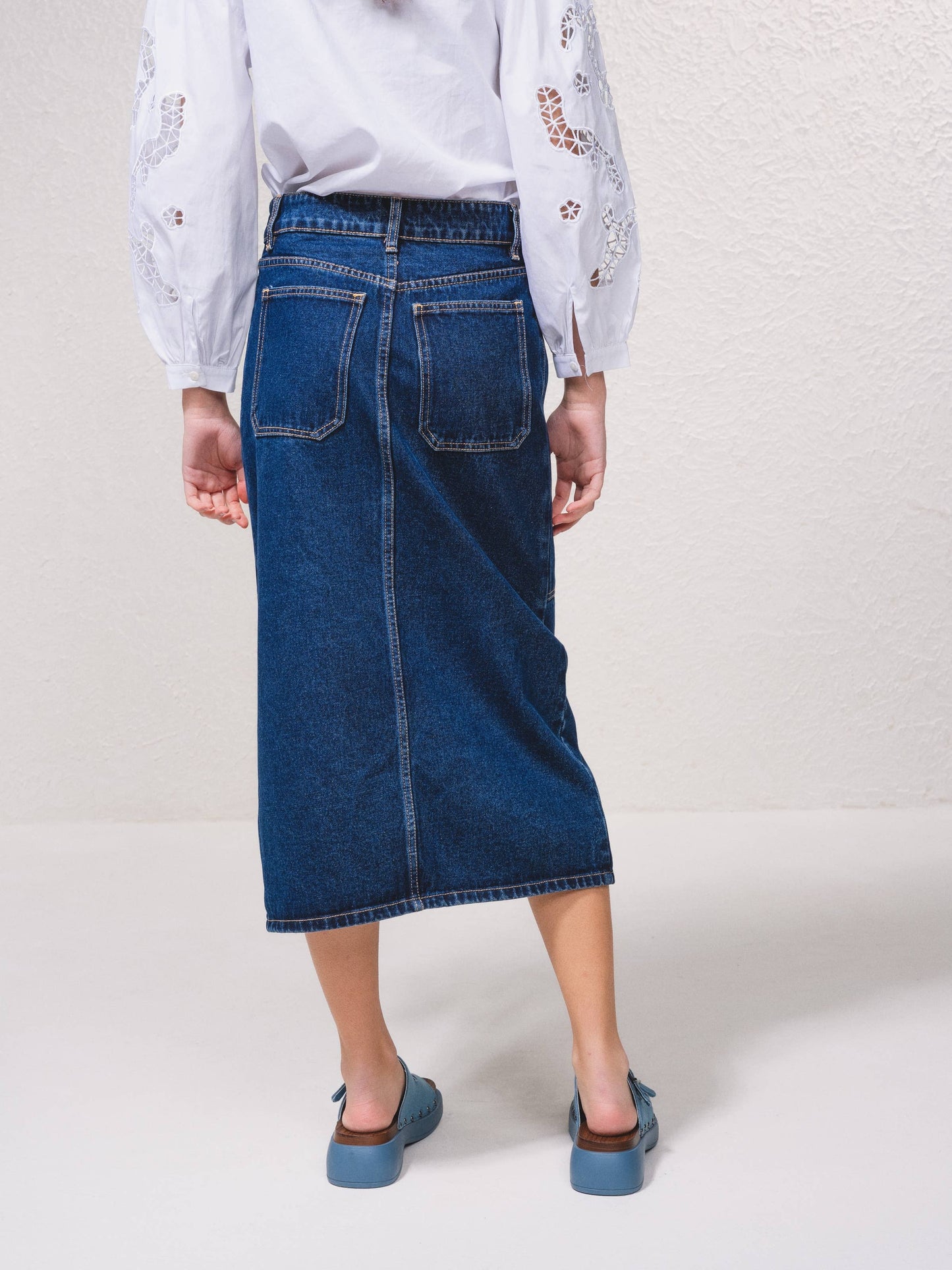 Gonna midi in denim con bottoni frontali