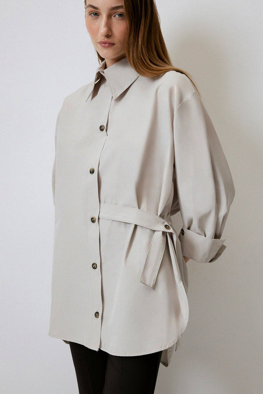 Camicia oversize con cintura asimmetrica