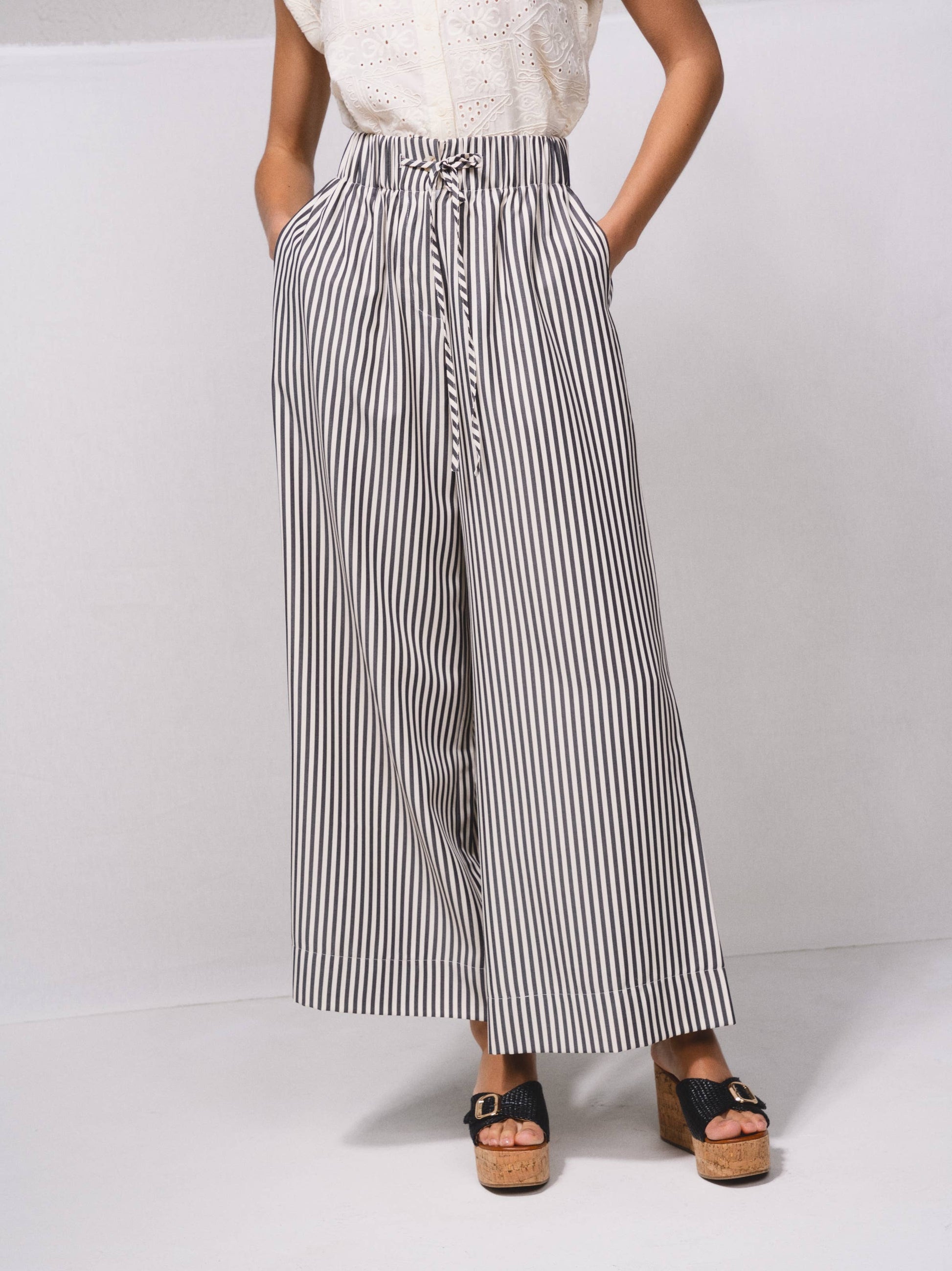Pantaloni palazzo a righe con vita elasticizzata e laccio